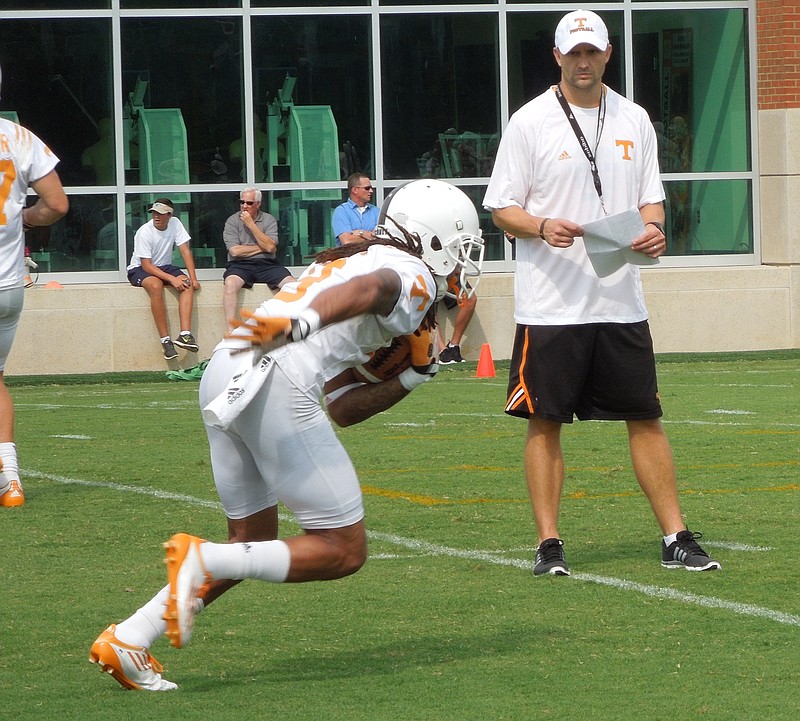 Tennessee tight ends coach/special teams coordinator Mark Elder watches wide receiver Von Pearson go through a drill during practice on April 2, 2014, in this file photo.