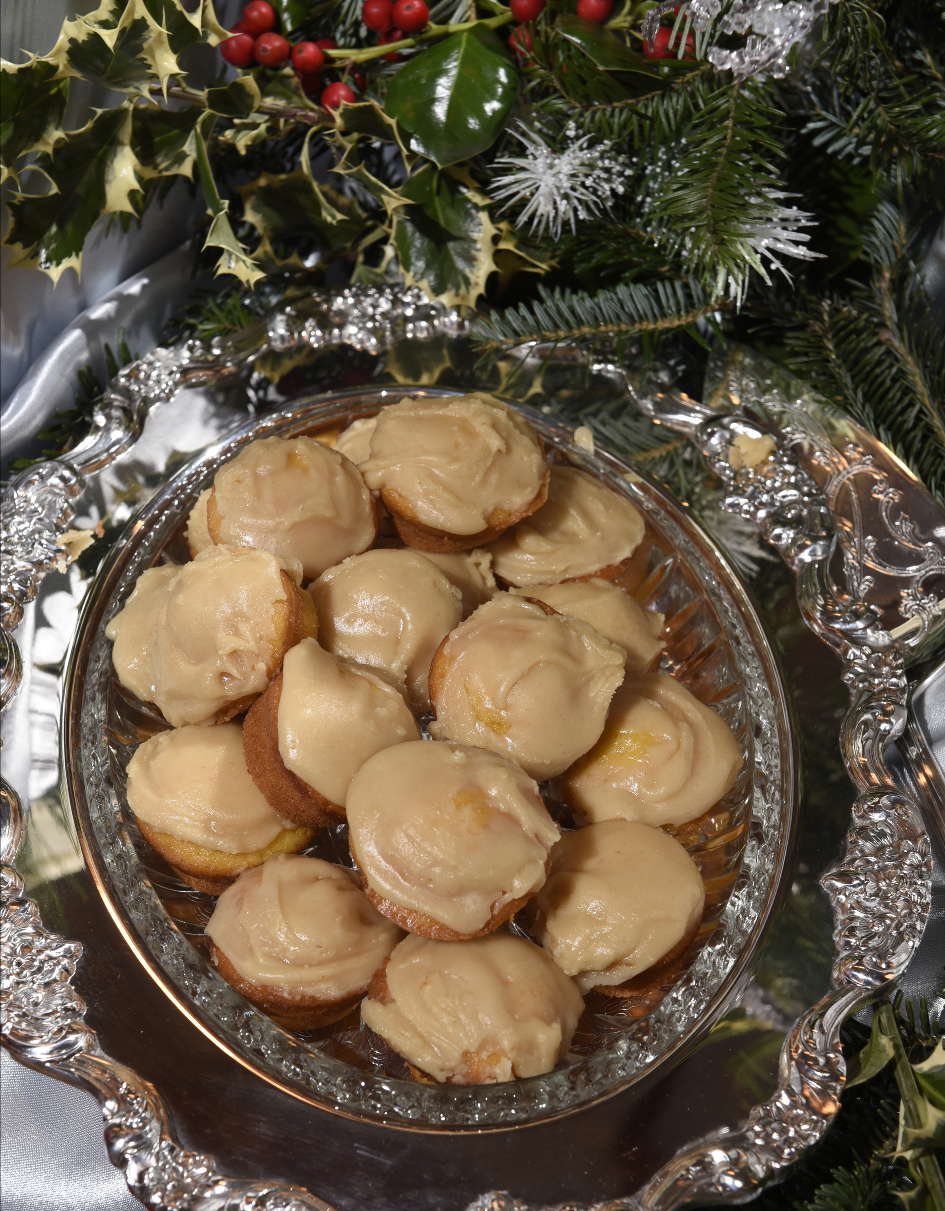 A plate of maple caramel cupcakes.