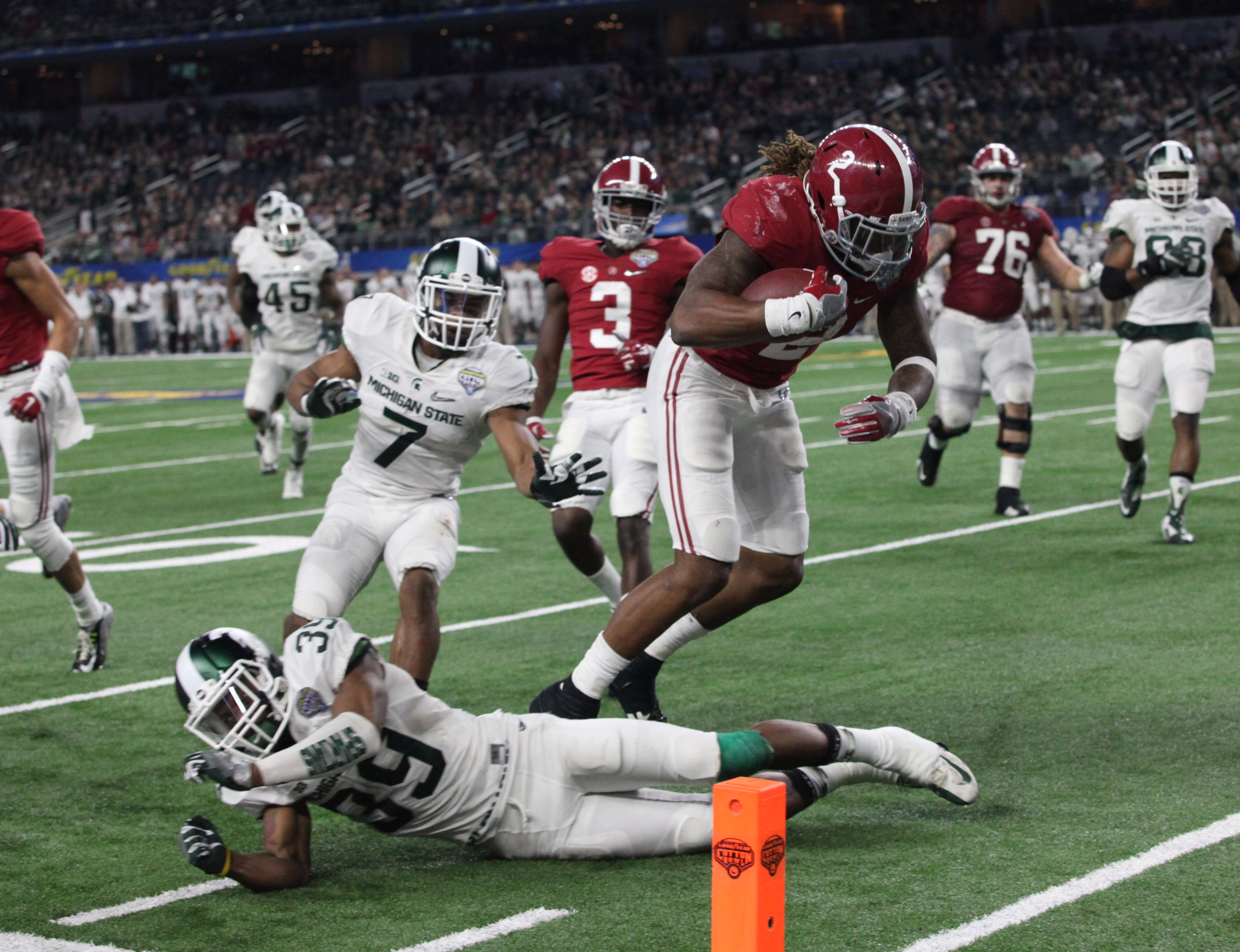 Alabama running back Derrick Henry (2) scores a touchdown as Michigan State cornerback Jermaine Edmondson (39) tries to stop him during the second half in the Cotton Bowl NCAA college football playoff semifinal, Thursday, Dec. 31, 2015, in Arlington, Texas. (Jose Yau/Waco Tribune Herald via AP)