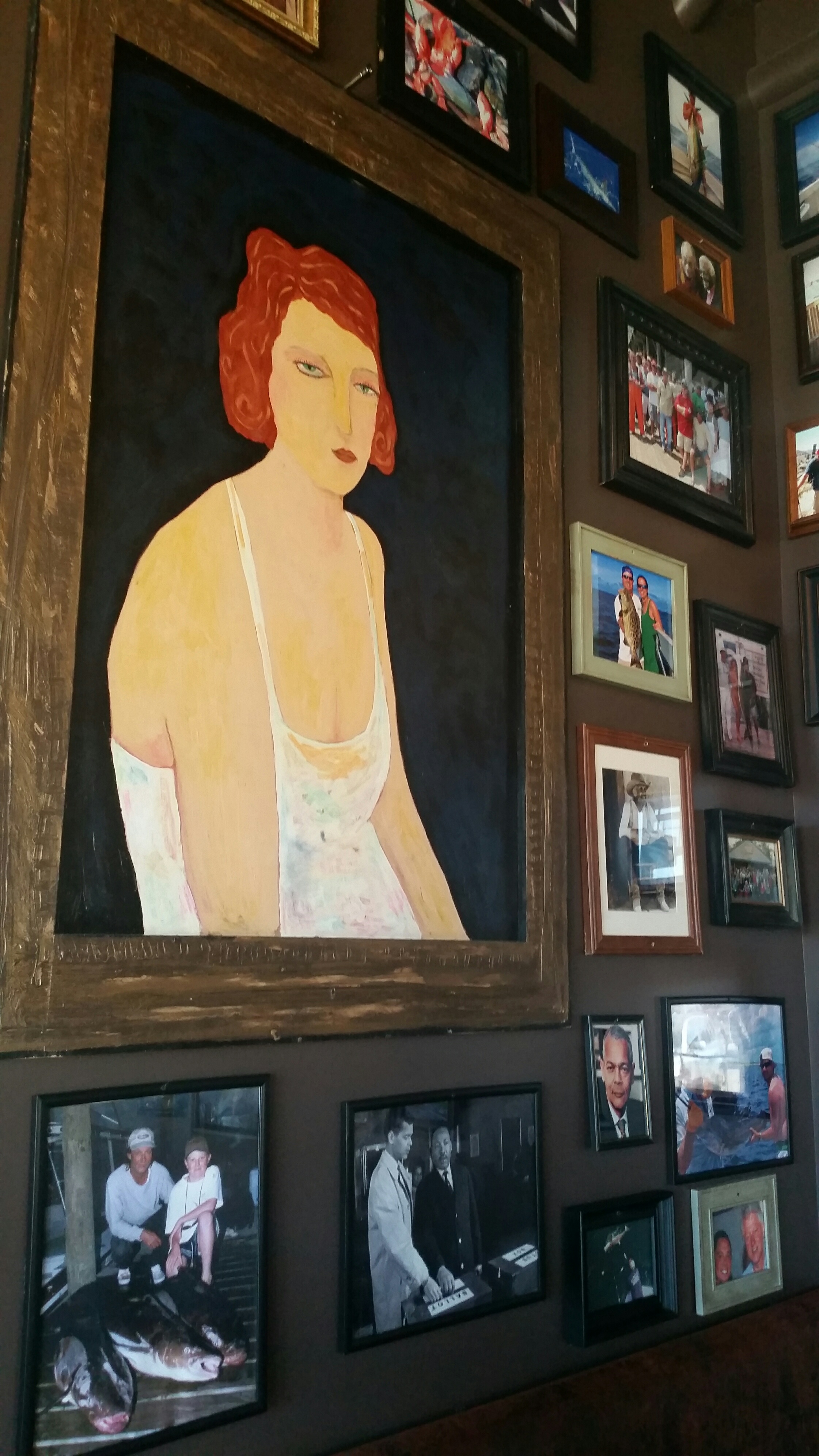 5 Bar's walls are covered with art and photos. The restaurant is illuminated by 30 unique chandeliers.