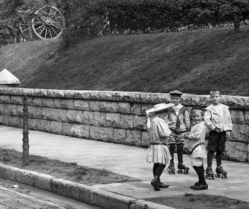 This vintage photo of children playing on Oak Street in 1907 is one of the images found on DeepZoom Chattanooga.