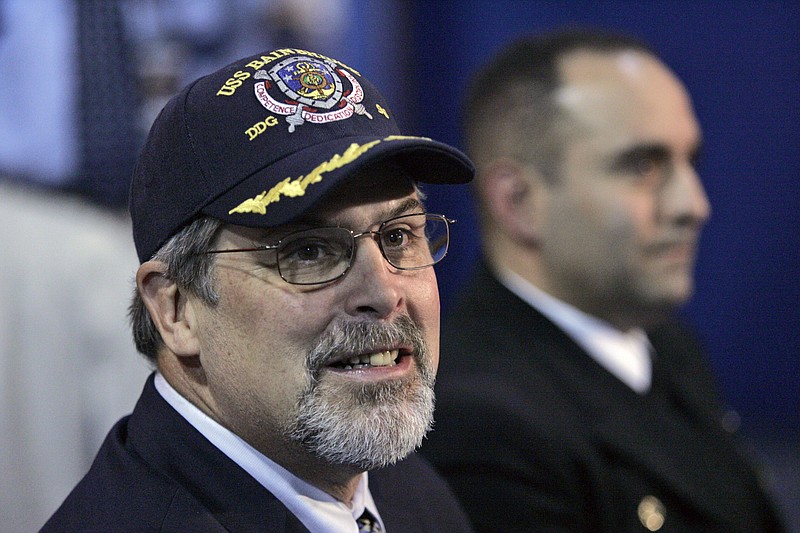 
              FILE - This Nov. 19, 2009 file photo shows former Captain of the container ship Maersk Alabama, Richard Phillips, left, during a news conference  in Norfolk, Va. The Rutland Herald reports that Phillips  will speak at Castleton University in May. His daughter was enrolled as an art major there when he was kidnapped by Somali pirates in 2009. (AP Photo/Steve Helber, File)
            