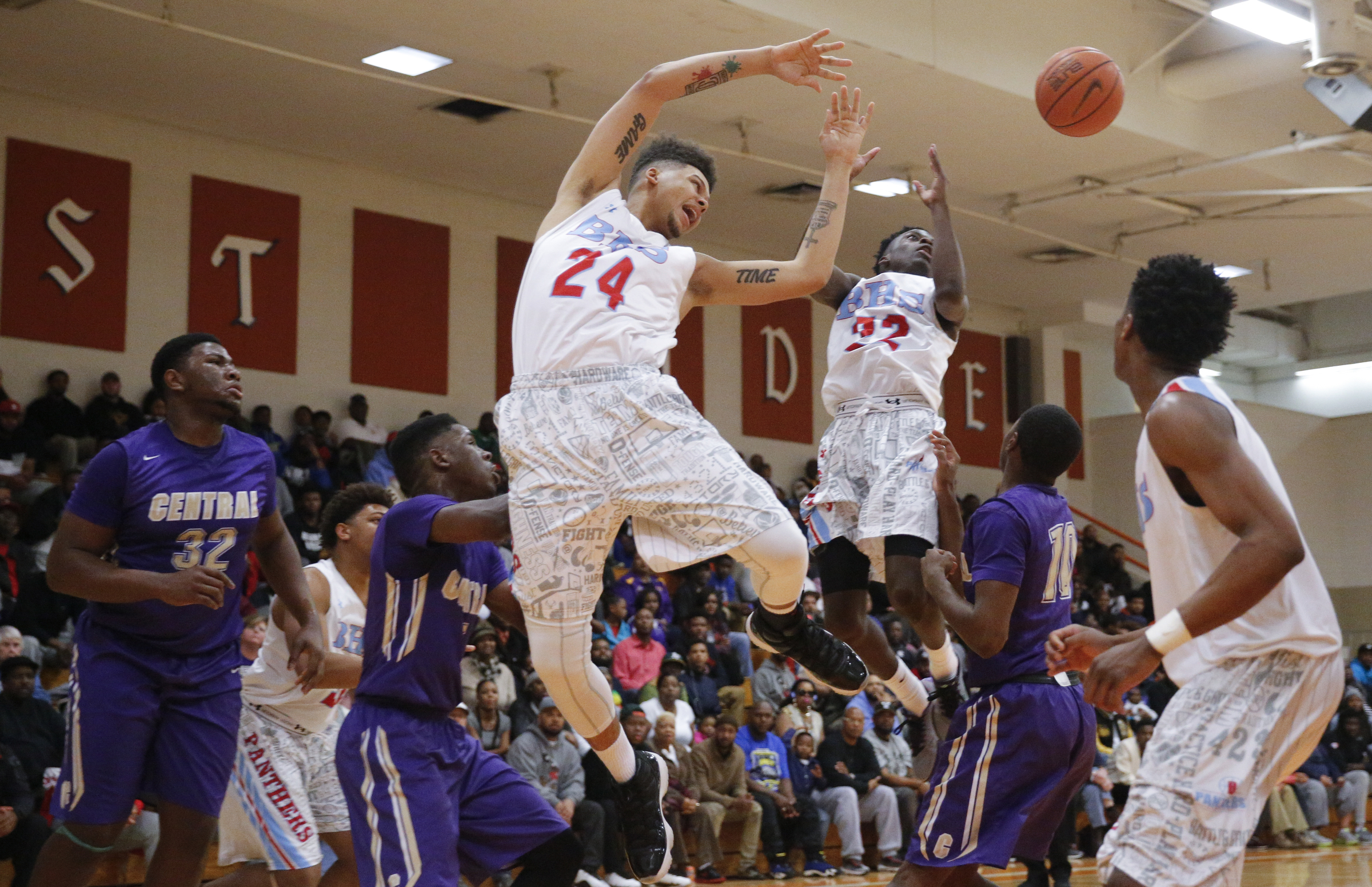 Brainerd's Deshaun Beach (24) passes the ball to teammate Jessie Walker (32) during their Region 3-AA boys' basketball tournament championship game at East Ridge High School on Thursday, March 3, 2016, in East Ridge, Tenn.