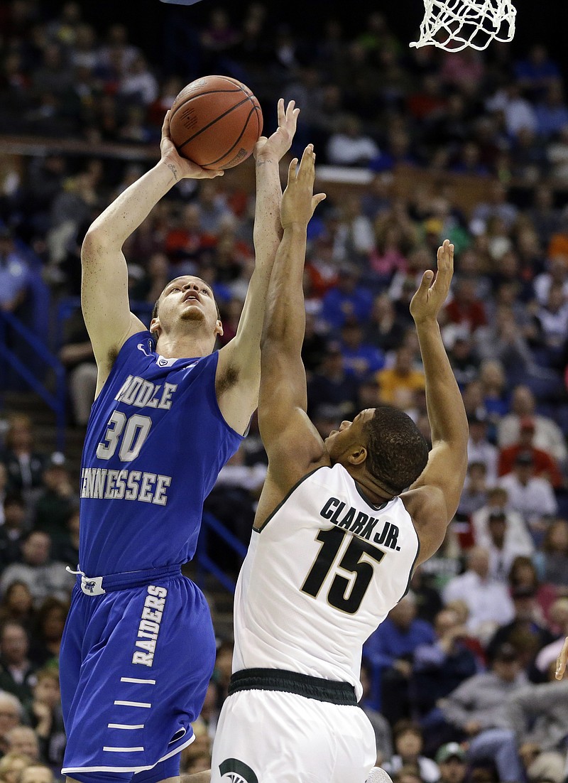 Middle Tennessee's Reggie Upshaw, left, heads to the basket as Michigan State's Marvin Clark Jr. defends during the first half in a first-round men's college basketball game in the NCAA tournament, Friday, March 18, 2016, in St. Louis. (AP Photo/Jeff Roberson)