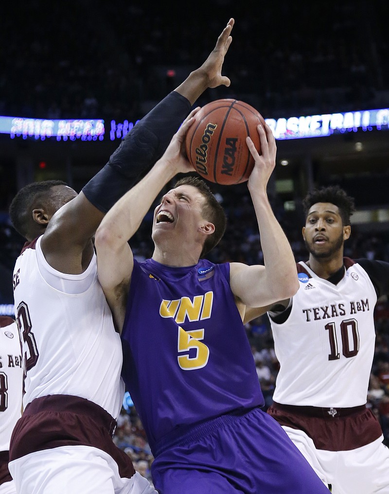 Texas A&M uses furious comeback to down Northern Iowa, 9288