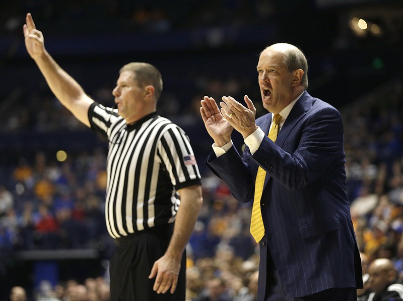 Vanderbilt head coach Kevin Stallings, right, cheers on his team against Tennessee during the first half of an NCAA college basketball game in the Southeastern Conference tournament in Nashville, Tenn., Thursday, March 10, 2016. (AP Photo/Mark Humphrey)
