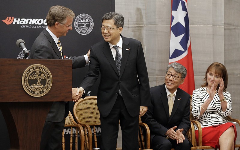 
              Tennessee Gov. Bill Haslam, left, greets S. H. John Suh, vice chairman and CEO of Hankook Tire, Wednesday, April 13, 2016, in Nashville, Tenn., during the announcement that Hankook is relocating its North American headquarters from New Jersey to Tennessee. Watching are Hee Se Ahn, president of Hankook Tire America Corp., and House Speaker Beth Harwell, right, R-Nashville. (AP Photo/Mark Humphrey)
            