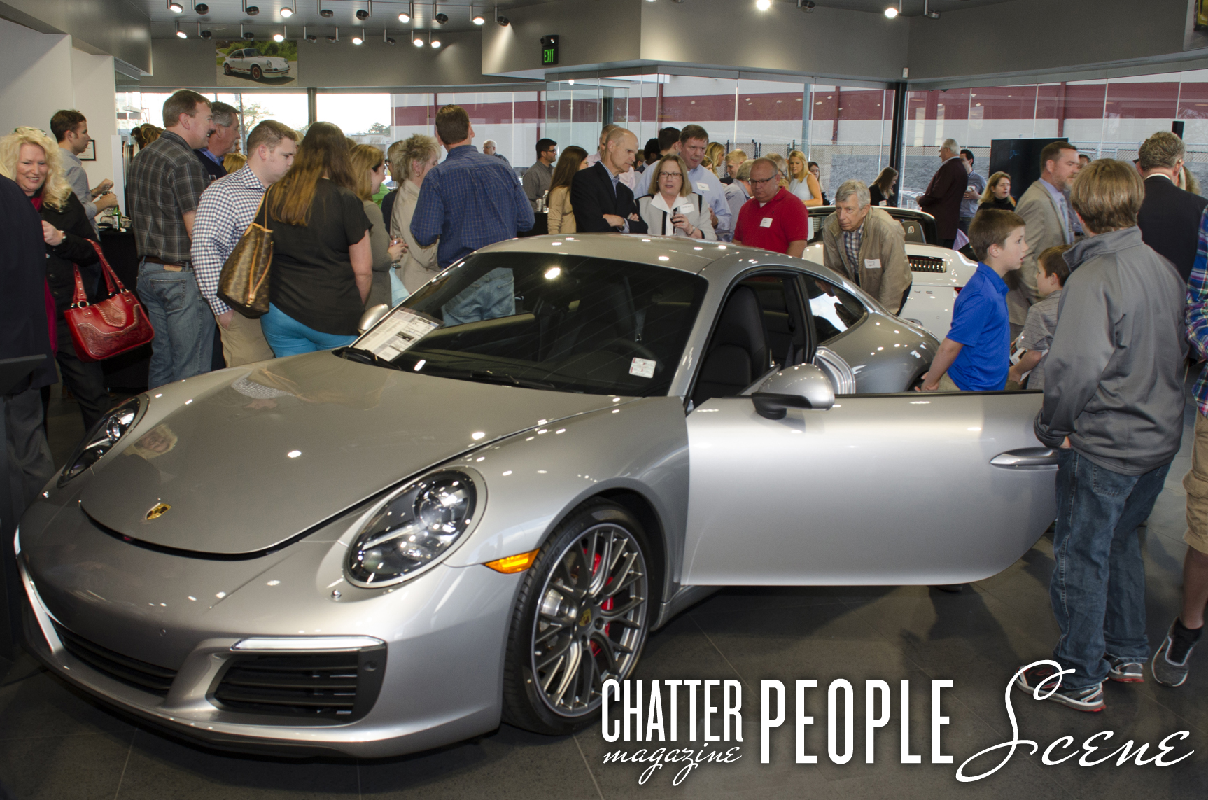Patrons examining the newly revealed Porsche 2017 911