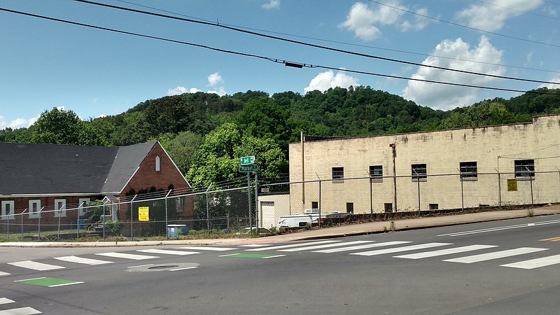 Staff photo by Mike Pare / The site at North Market Street and West Bell Avenue could hold a new four-story, 84-unit apartment building.