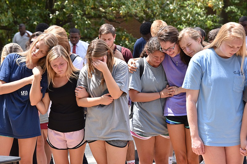 
              Students gather at a memorial for University of Georgia students that were killed Wednesday in a car crash,  Thursday, April 28, 2016 in Athens, Ga.   Five students were involved in a car crash. Oconee County Sheriff Scott Berry said the crash occurred just outside Watkinsville when two mid-sized sedans, one driving northbound and the other southbound, collided late Wednesday on Georgia State Route 15.   (Hyosub Shin/Atlanta Journal-Constitution via AP)  MARIETTA DAILY OUT; GWINNETT DAILY POST OUT; LOCAL TELEVISION OUT; WXIA-TV OUT; WGCL-TV OUT; MANDATORY CREDIT
            