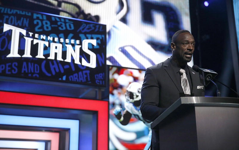 Former NFL player Jevon Kearse announces that the Tennessee Titans selects Clemson's Kevin Dodd as the 33rd pick in the second round of the 2016 NFL football draft, Friday, April 29, 2016, in Chicago. (AP Photo/Charles Rex Arbogast)