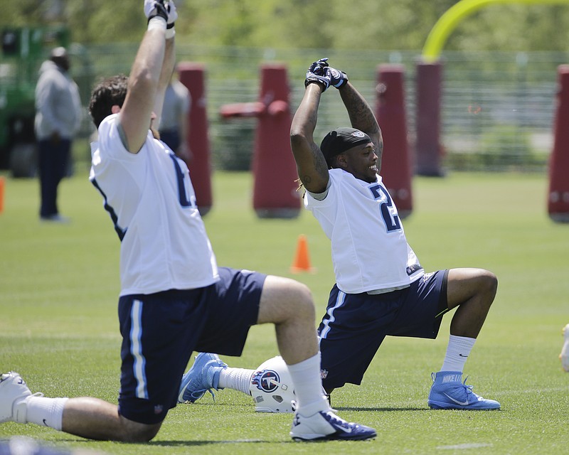 Tennessee Titans running back Derrick Henry (2) stretches during NFL football rookie minicamp Friday, May 13, 2016, in Nashville, Tenn. (AP Photo/Mark Humphrey)
