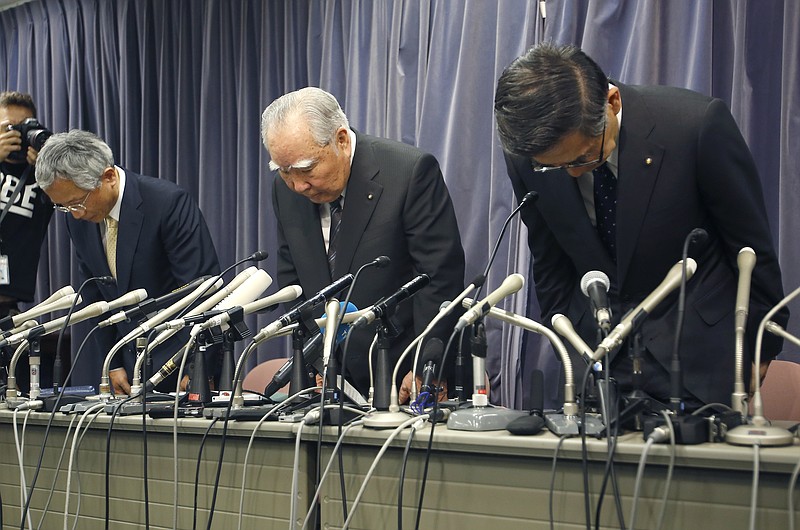 
              Suzuki Motor Corp. Chairman and Chief Executive Osamu Suzuki, center, bows with president Toshihiro Suzuki, right, and vice president Osamu Honda during a press conference in Tokyo, Wednesday, May 18, 2016. (AP Photo/Shizuo Kambayashi)
            