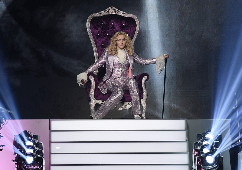 
              Madonna cierra la ceremonia de los Premios Billboard de la Música con un número musical en honor a Prince, el domingo 22 de mayo del 2016 en Las Vegas. (Foto por Chris Pizzello/Invision/AP)
            