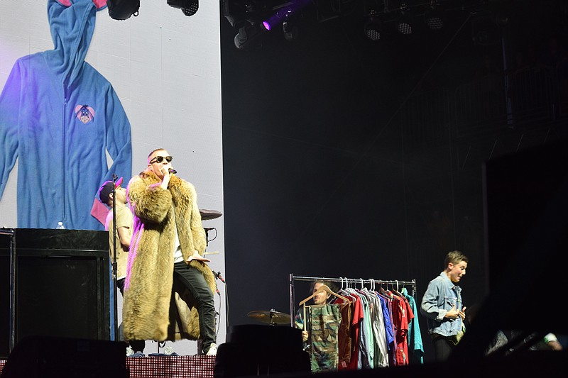 Rapper Macklemore pulled out all the stops, including a rack of thrift store clothing, for his hit "Thrift Shop" on Saturday night.