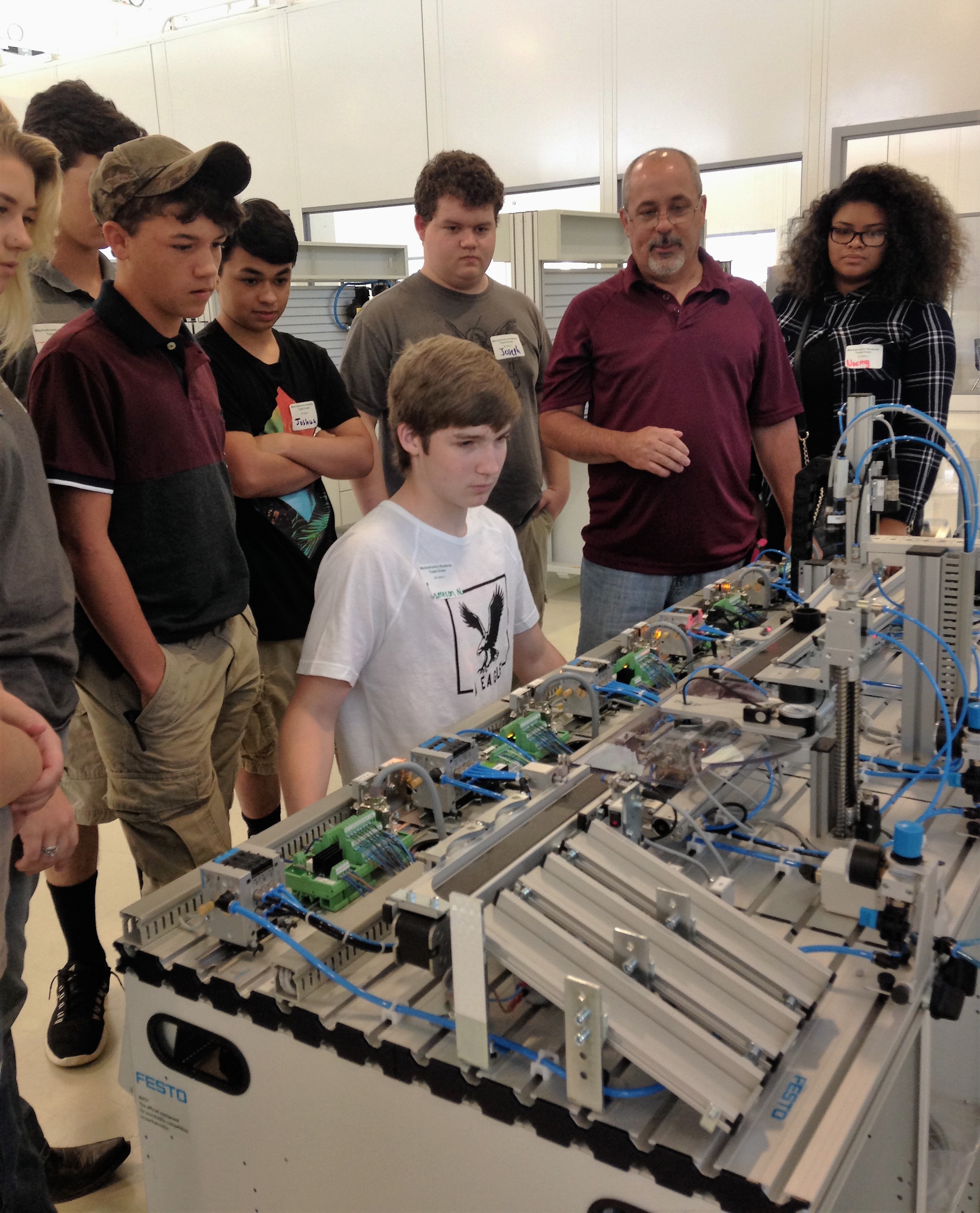 Mechatronics Akademie students participated in Bryan Robinson's mechatronics session this summer.