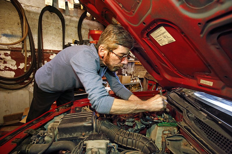 
              In this Tuesday, March 22, 2016, photo, auto mechanic Joe Valenti changes a battery in a Honda Acura at his garage in Dormont, Pa. Valenti has been keeping his customer's cars on the road since 1979. On Tuesday, June 28, 2016, the Commerce Department releases its third and final estimate of first-quarter gross domestic product. (AP Photo/Gene J. Puskar)
            