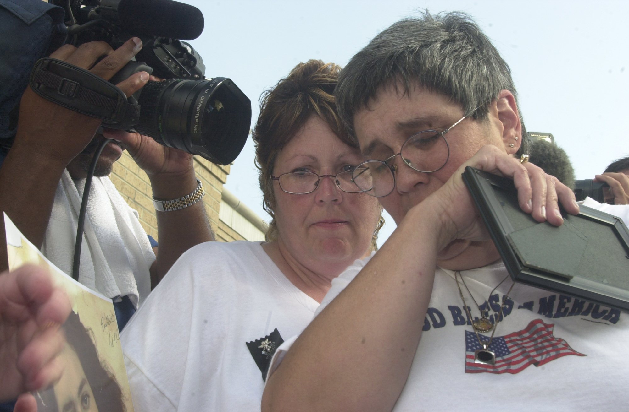 Leatha Shropshire, left, consoles Terry Sloan Tuesday in front of the Walker County Jail prior to the release of Brent Marsh.  Shropshire's brother was one of several victims not cremated at the Tri-State Crematory.