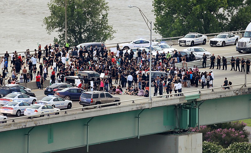 
              Black Lives Matter protesters gather on the Hernando Desoto Bridge in Memphis, Tenn., Sunday, July 10, 2016. Protesters angry over police killings of black people occupied the key bridge over the Mississippi River, blocking an interstate highway for hours. (Jim Weber/The Commercial Appeal via AP)
            