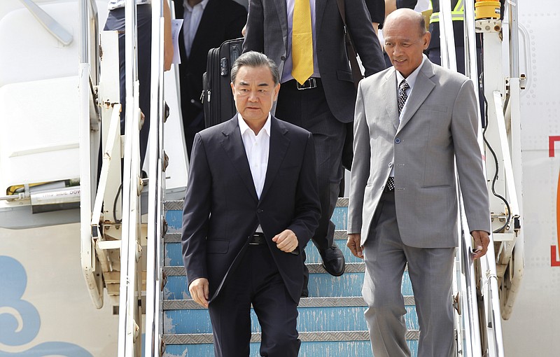 
              Chinese Foreign Minister Wang Yi, left, arrives at Wattay Airport for the ASEAN Regional Forum meeting in Vientiane, Laos, Sunday, July 24, 2016. (AP Photo/Sakchai Lalit)
            