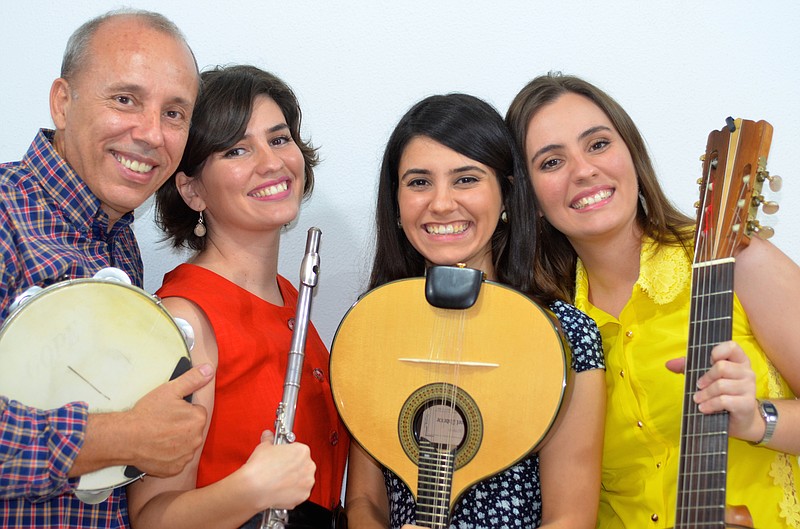 Choro das 3 features members of the Ferreira family: father Eduardo and sisters Corina on flute, Elisa on mandolin and Lia on seven-string guitar.