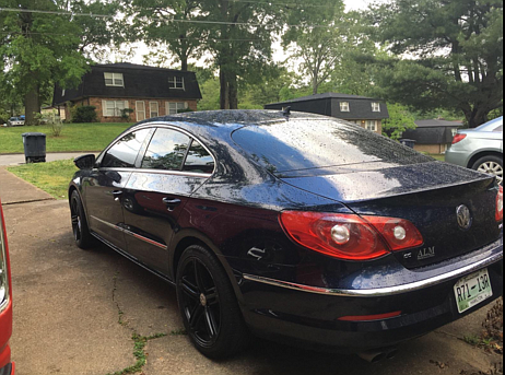 The 2012 Volkswagen has a Tennessee license plate, number R7113R. 