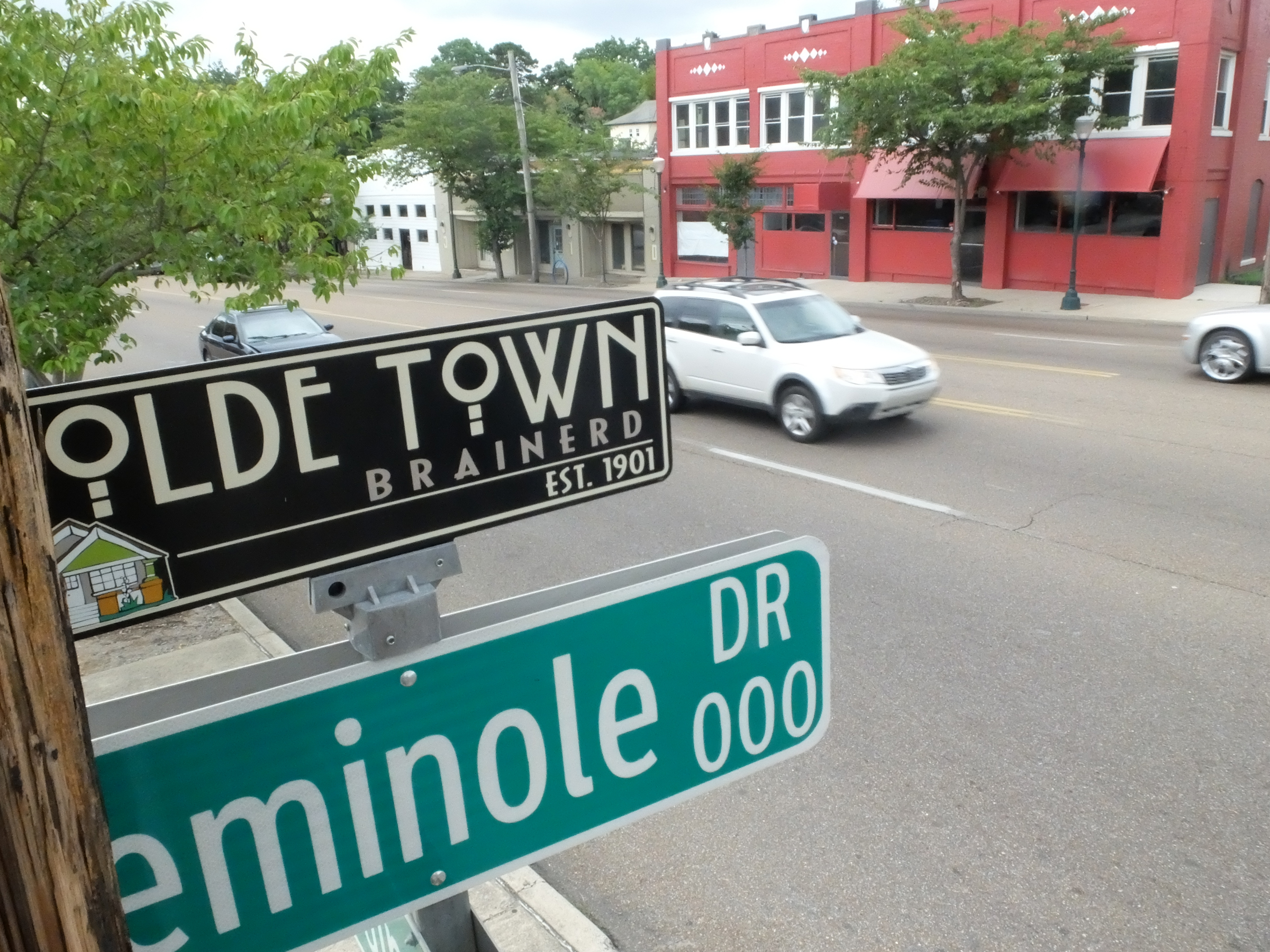 This view of Olde Town Brainerd begins one block east of the Missionary Ridge Tunnel. There is an effort to rebrand Brainerd as midTown.