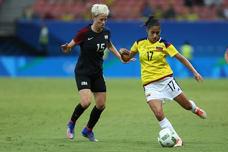 
              United States' Megan Rapinoe, left and Colombia's Carolina Arias fight for the ball during a group G match of the women's Olympic football tournament between Colombia and United States at the Arena Amazonia stadium in Manaus, Brazil, Tuesday, Aug. 9, 2016. (AP Photo/Michael Dantas)
            