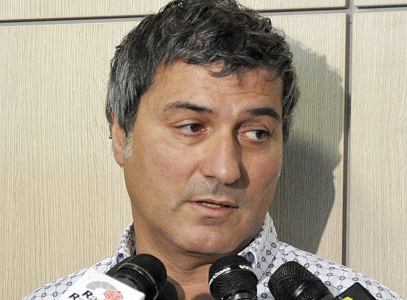 
              FILE - In this Friday, July 30, 2010 file photo, Dr. Paolo Macchiarini talks to journalists during a press conference, in Florence, Italy. An independent commission investigating Italian stem cell scientist Dr. Paolo Macchiarini, whose work was once considered revolutionary, says that there were numerous problems in how he treated patients and that the scientific basis for his work was “inadequate, " it was reported on Wednesday, Aug. 31, 2016. Macchiarini was part of the team that conducted the world’s first transplant using a windpipe partly made from a patient’s own stem cells. (AP Photo/Lorenzo Galassi, File)
            