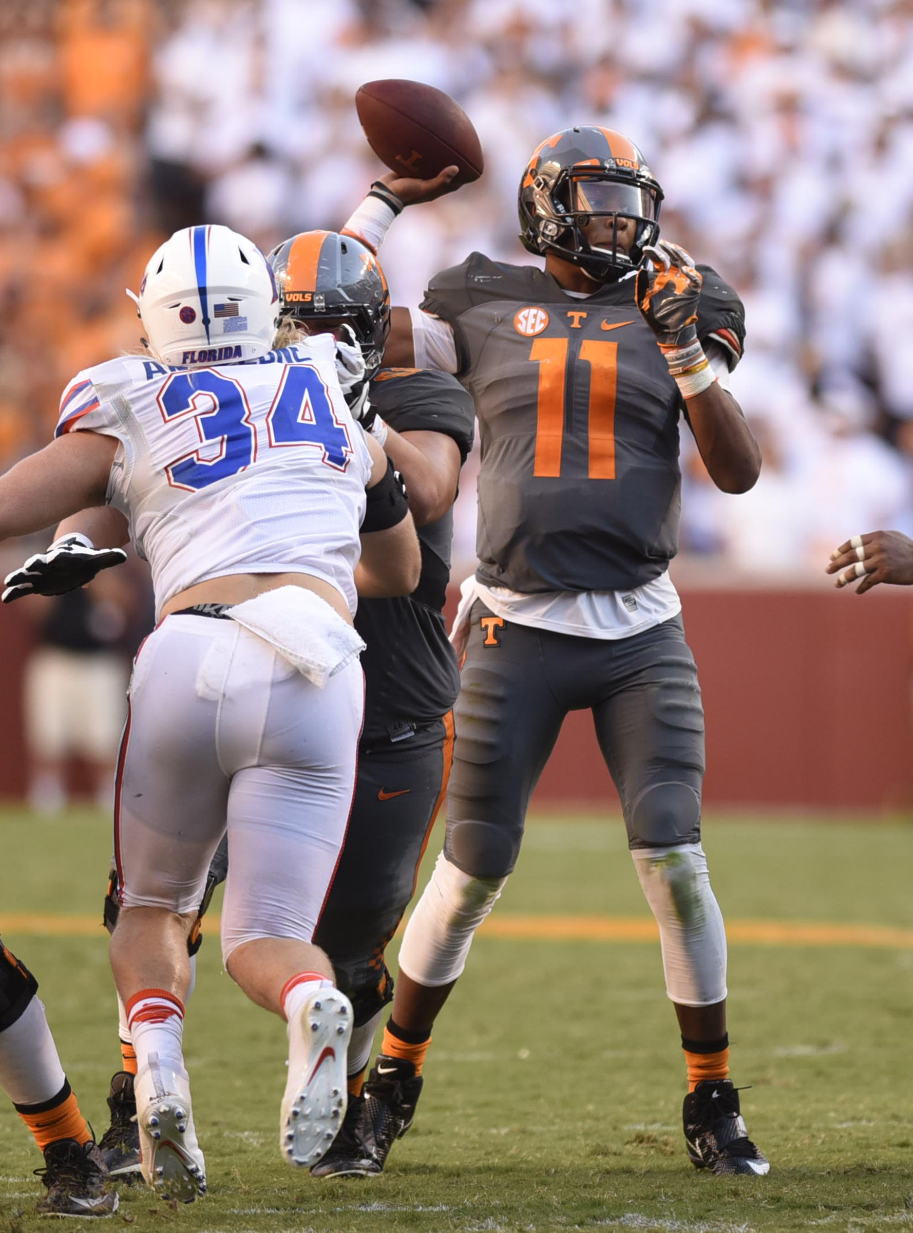 Tennessee's Joshua Dobbs (11) fires a 3rd quarter touchtown to Ethan Wolf. The Florida Gators visited the Tennessee Volunteers in a important SEC football contest at Neyland Stadium on September 24, 2016.