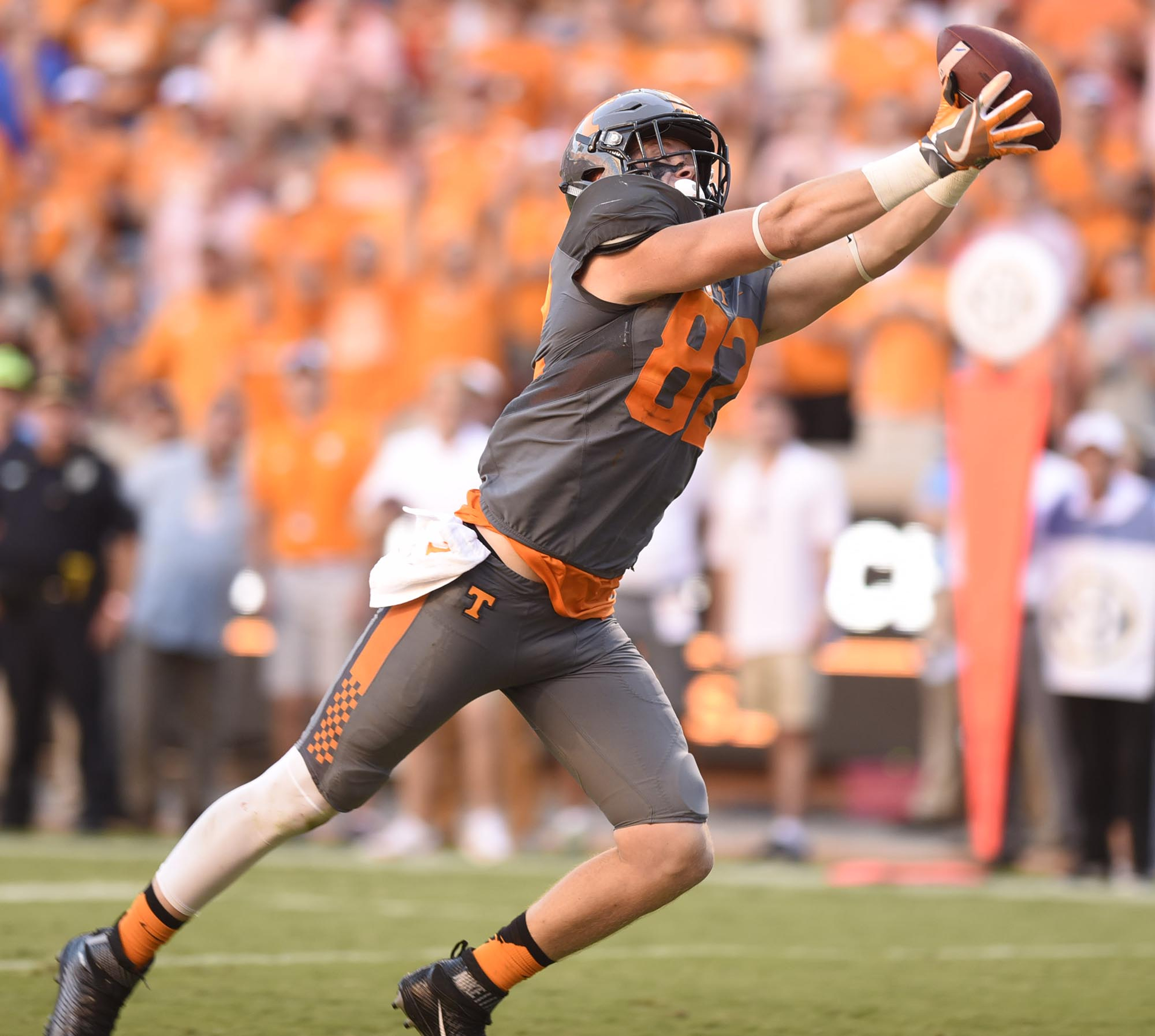 Tennessee's Ethan Wolf (82) pulls in a touchdown pass to bring Tennessee to within 7 points of Florida, 21-17. The Florida Gators visited the Tennessee Volunteers in a important SEC football contest at Neyland Stadium on September 24, 2016.