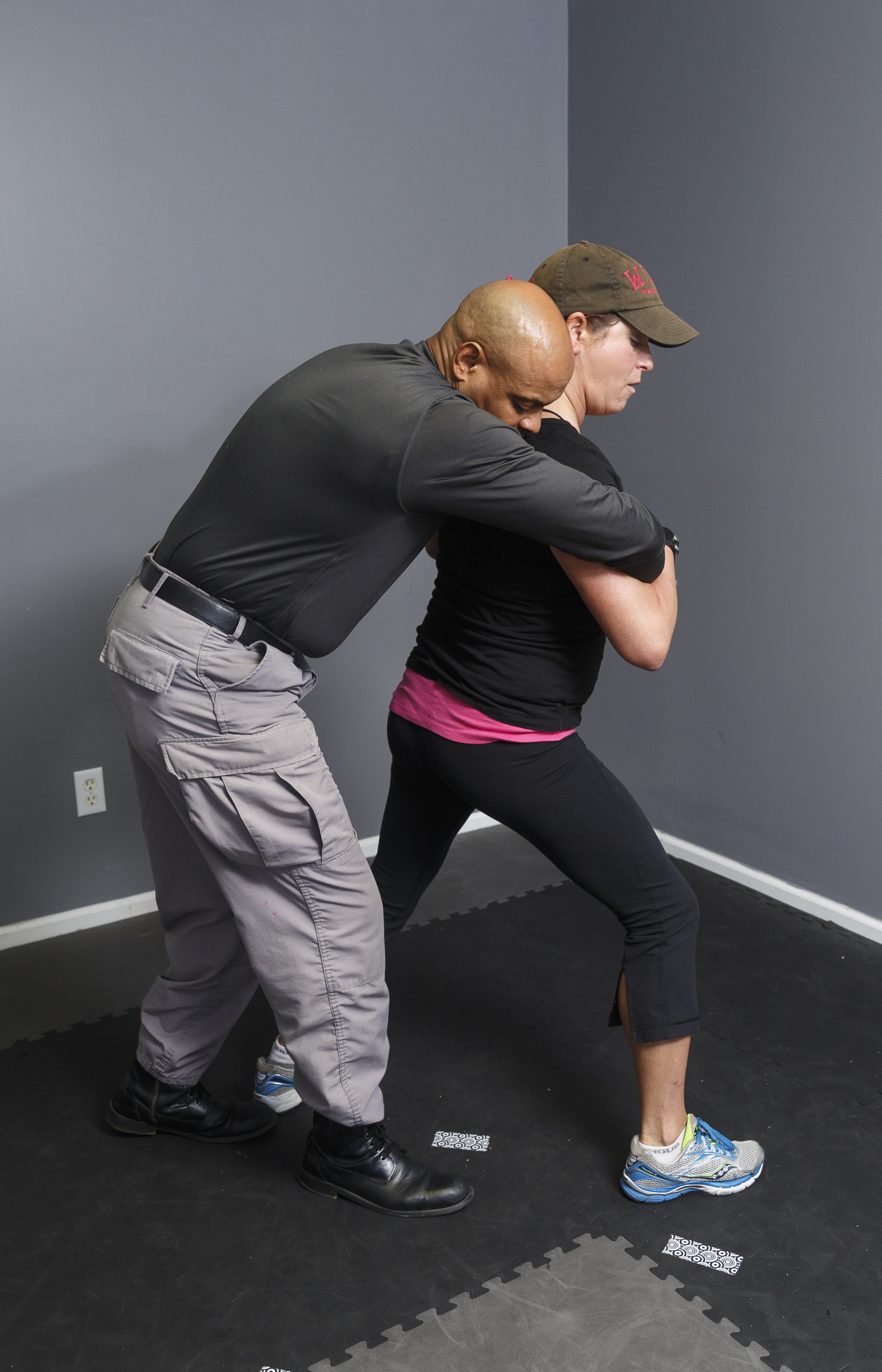 2. If you stay upright, you'll be easy to control, so grab your attacker's arm and squat down, shifting your center of gravity. This will make it difficult for you to be picked up or moved.