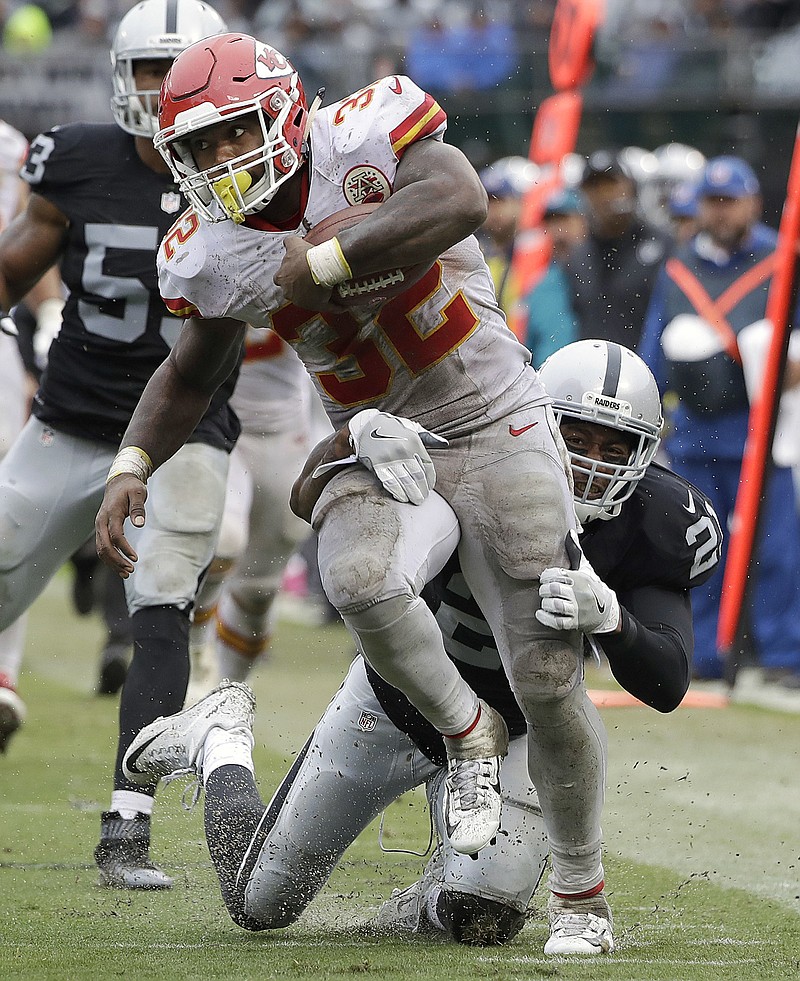 Ware, Smith help lead Chiefs to 26-10 over Raiders