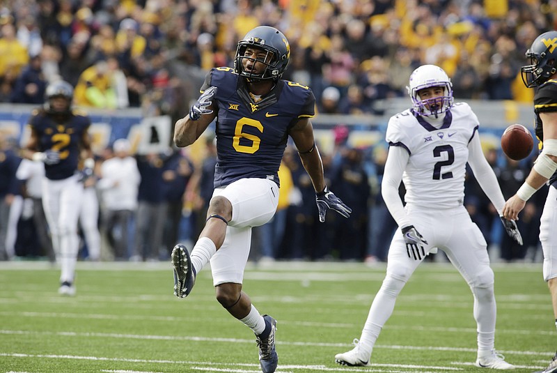 
              West Virginia wide receiver Daikiel Shorts (6) celebrates making a catch during the first half of an NCAA college football game against TCU, Saturday, Oct. 22, 2016, in Morgantown, W.Va. (AP Photo/Raymond Thompson)
            