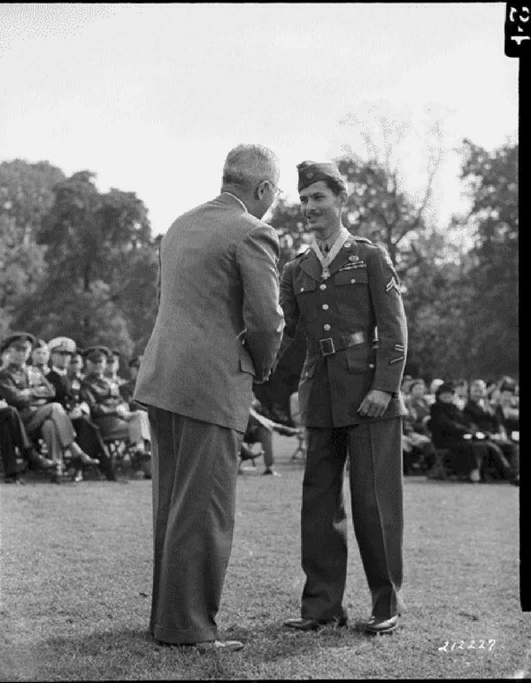 Desmond Doss receives the Congressional Medal of Honor from President Harry S. Truman
