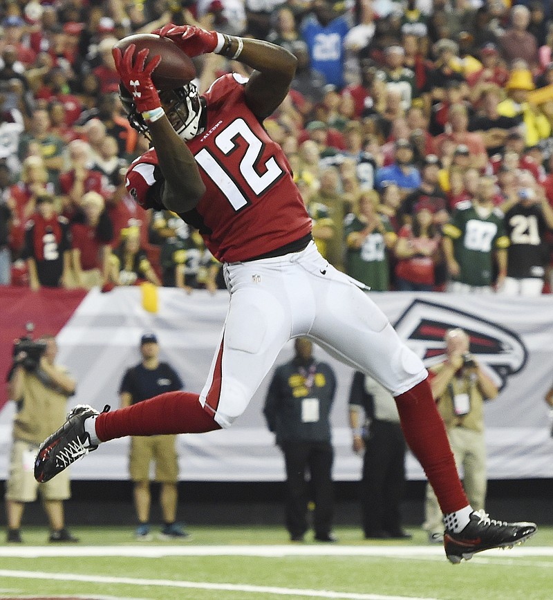 
              Atlanta Falcons wide receiver Mohamed Sanu (12) makes a touchdown catch against the Green Bay Packers during the second of an NFL football game, Sunday, Oct. 30, 2016, in Atlanta. The Atlanta Falcons won 33-32. (AP Photo/Rainier Ehrhardt)
            