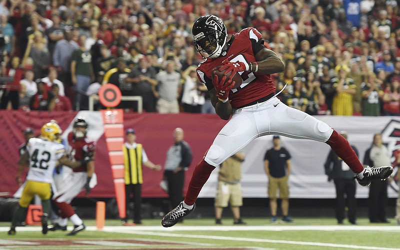 Atlanta Falcons wide receiver Mohamed Sanu (12) makes a touchdown catch against the Green Bay Packers during the second of an NFL football game, Sunday, Oct. 30, 2016, in Atlanta. The Atlanta Falcons won 33-32. (AP Photo/Rainier Ehrhardt)


