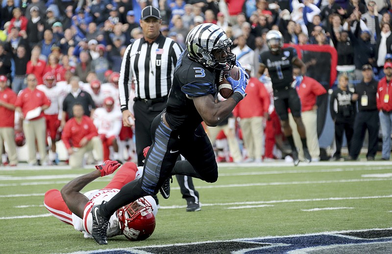 Memphis wide receiver Anthony Miller (3) dives into the end zone after breaking a tackle attempt by Houston's Khalil Wiliams, left, for a touchdown in the second half of an NCAA college football game Friday, Nov. 25, 2016, in Memphis, Tenn. Memphis defeated Houston 48-44. (AP Photo/Nikki Boertman)

