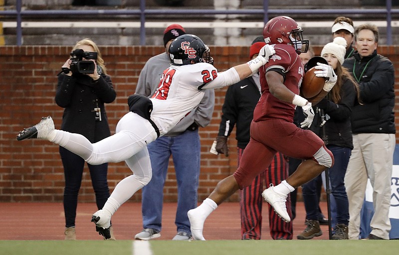 Knoxville Central linebacker Seth Armstrong (28) catches up to Memphis East running back Timothy Taylor, right, during the first half of the Division I Class 4A Tennessee high school football championship game Saturday, Dec. 3, 2016, in Cookeville, Tenn. (AP Photo/Mark Humphrey)