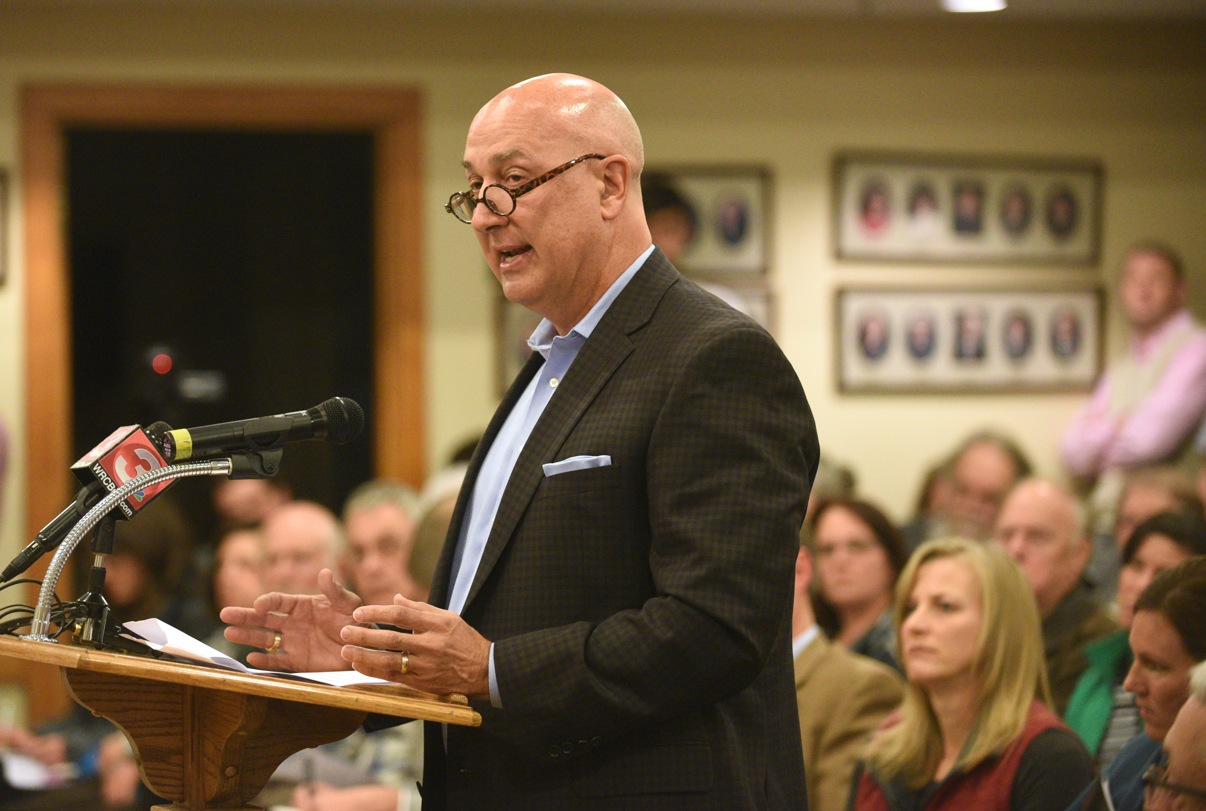 Bob Linehart shares his opinion during a town council meeting Monday, Dec. 12, 2016, at the Signal Mountain Town Hall about the possibility of Signal Mountain forming its own school system.
