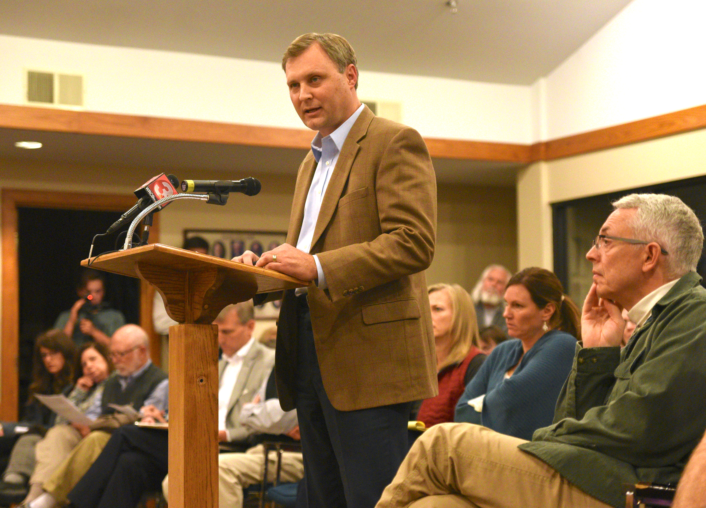 Rob Hensley speaks during a town council meeting Monday, Dec. 12, 2016, at the Signal Mountain Town Hall about the possibility of Signal Mountain forming its own school system.