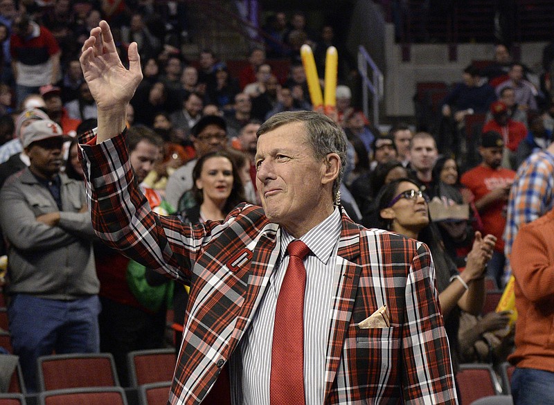 FILE - In this March 5, 2015, file photo, Craig Sager acknowledges the crowd during a timeout in an NBA basketball game between the Chicago Bulls and the Oklahoma City Thunder in Chicago. Longtime NBA sideline reporter Craig Sager has died at the age of 65 after a battle with cancer. Turner President David Levy says in a statement Thursday, Dec. 15, 2016, that Sager had died. (AP Photo/David Banks, File)