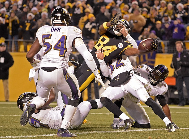 
              Pittsburgh Steelers wide receiver Antonio Brown (84) reaches the ball across the goal line for a touchdown during the second half of an NFL football game against the Baltimore Ravens in Pittsburgh, Sunday, Dec. 25, 2016. The Steelers won 31-27. (AP Photo/Fred Vuich)
            