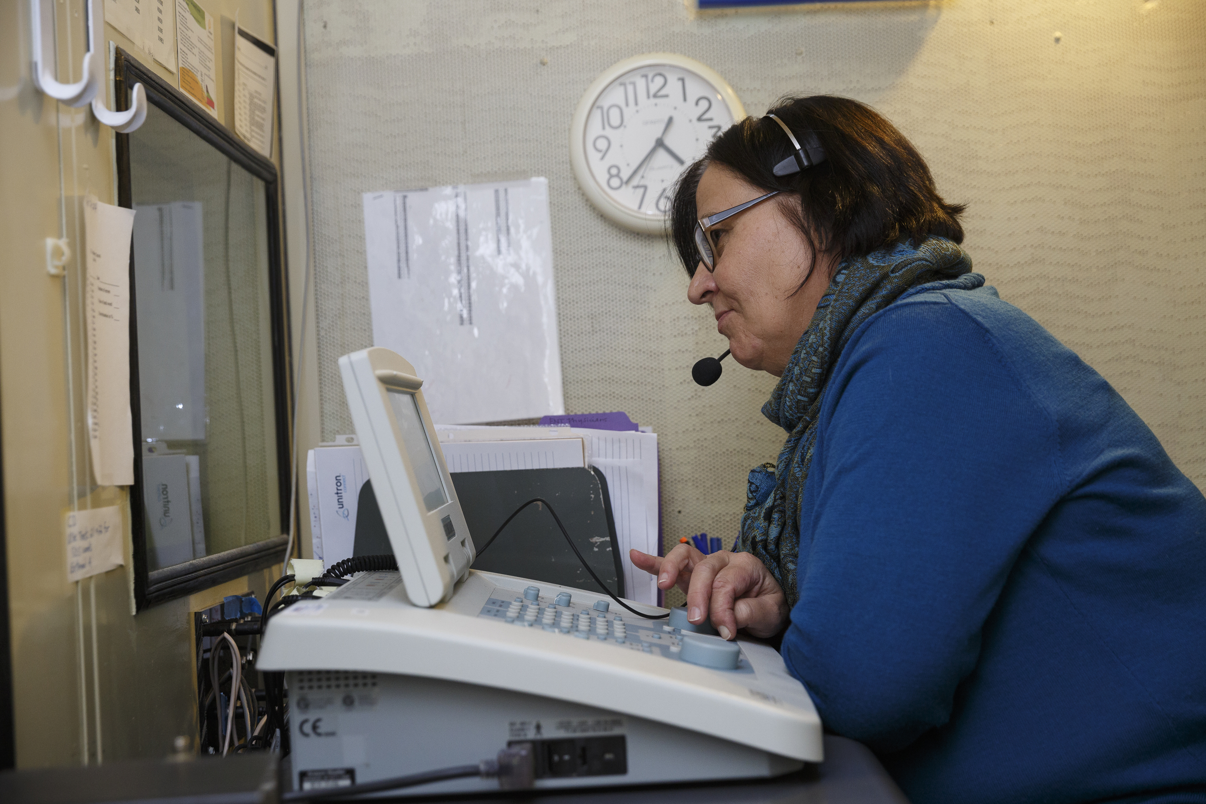Audiologist Ursula Chaplin conducts a hearing test with a patient at The Speech and Hearing Center on Thursday, Dec. 15, 2016, in Chattanooga, Tenn. The FDA will consider allowing the sale of over-the-counter hearing aids.