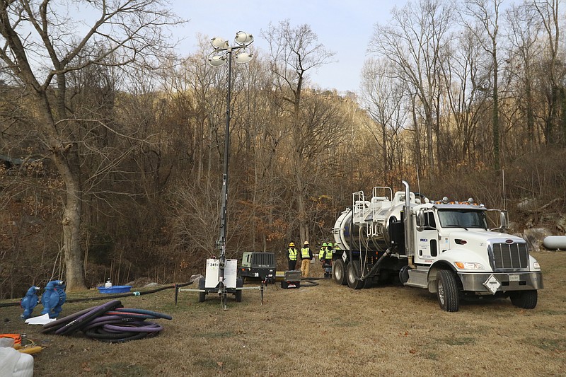 Colonial pipeline group personnel and emergency workers search for a liquid gas leak along Shoal Creek near the suck Creek boat ramp on Sunday, January 8, 2017.