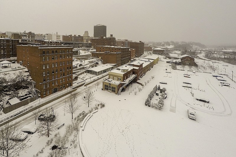 
              An aerial view of downtown Lynchburg as the snow falls Saturday, Jan. 7, 2017, in Lynchburg, Va. The snow has moved out of Virginia, but police say driving conditions remain dangerous and are encouraging people to stay off the roads. (Photo by Jay Westcott/News & Daily Advance via AP)
            