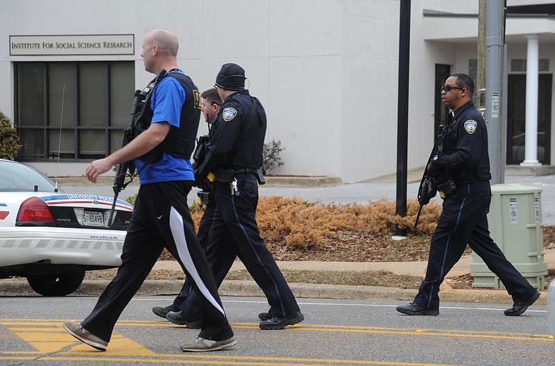 Law enforcement respond to the Alabama Credit Union on reports of a hostage standoff in Tuscaloosa, Ala., Tuesday, Jan. 10, 2017. Lt. Teena Richardson, a Tuscaloosa police spokeswoman, told al.com that a gunman entered the building and took the employees inside hostage. (Ben Flanagan/AL.com via AP)

