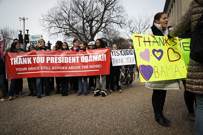 
              Demonstrators gather near the White House in Washington, Thursday, Jan. 19, 2017, to thank outgoing President Barack Obama as preparations continue for Friday's presidential inauguration. (AP Photo/John Minchillo)
            