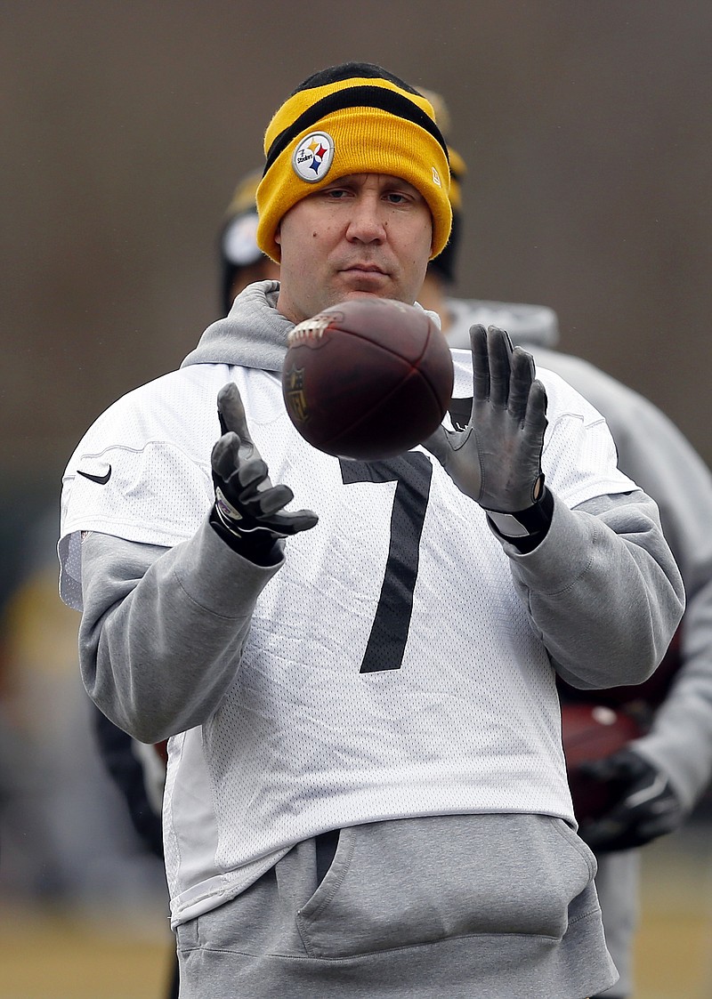 
              Pittsburgh Steelers quarterback Ben Roethlisberger catches a ball during NFL football practice, Wednesday, Jan. 18, 2017, in Pittsburgh. The Steelers face the New England Patriots in the AFC Championship on Sunday in Foxborough, Mass. (AP Photo/Keith Srakocic)
            
