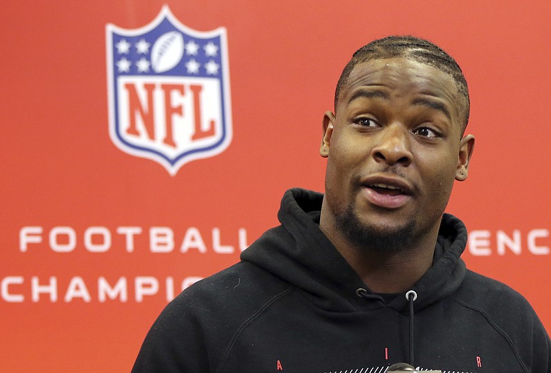 
              Pittsburgh Steelers running back Le'Veon Bell talks with reporters before their NFL football practice, Wednesday, Jan. 18, 2017, in Pittsburgh. The Steelers face the New England Patriots in the AFC conference championship on Sunday. (AP Photo/Keith Srakocic)
            